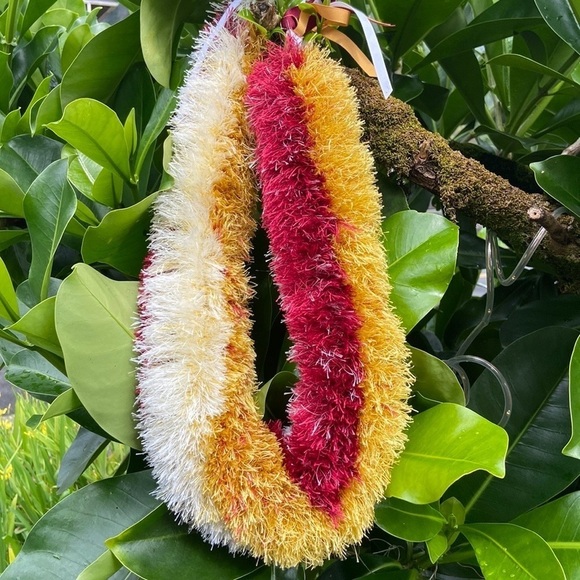 Hawaiian Custom Red Gold Off-White Eyelash Yarn Lei Graduation Celebration - Picture 11 of 15